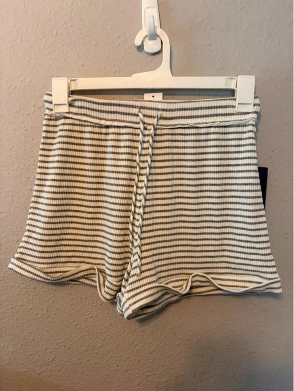 NWT Gilli Daily Look Grey/White Stripe Short M